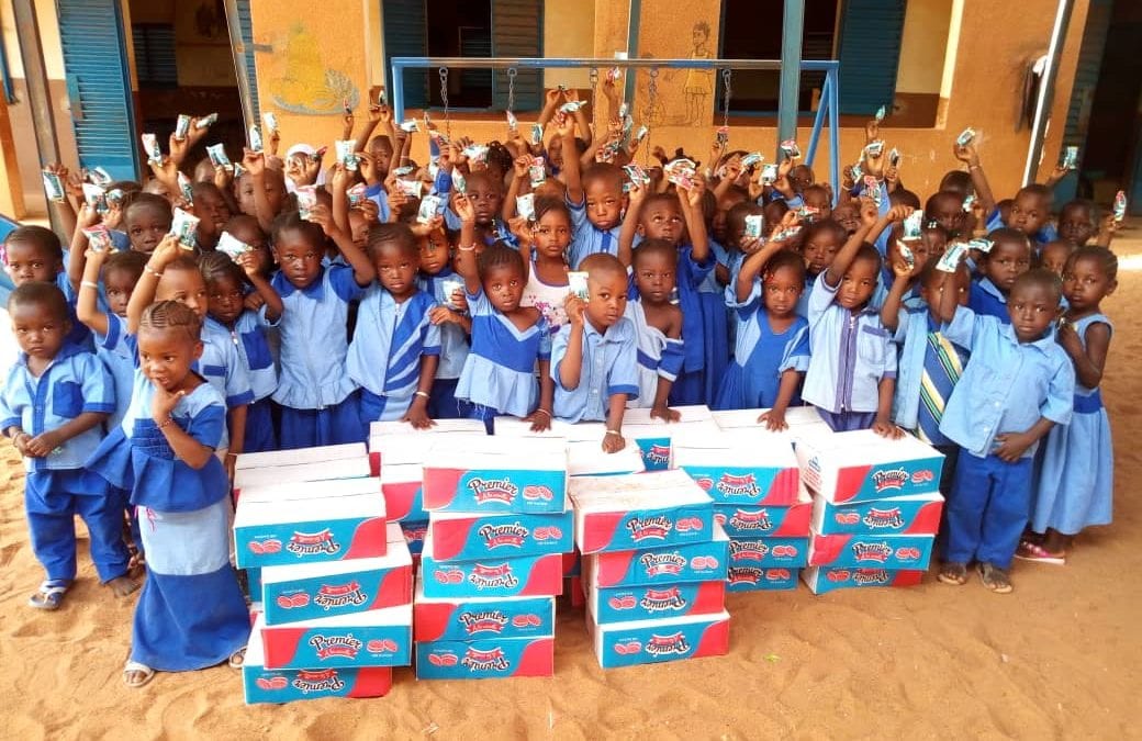 Remise de biscuits aux enfants de la région de Mopti