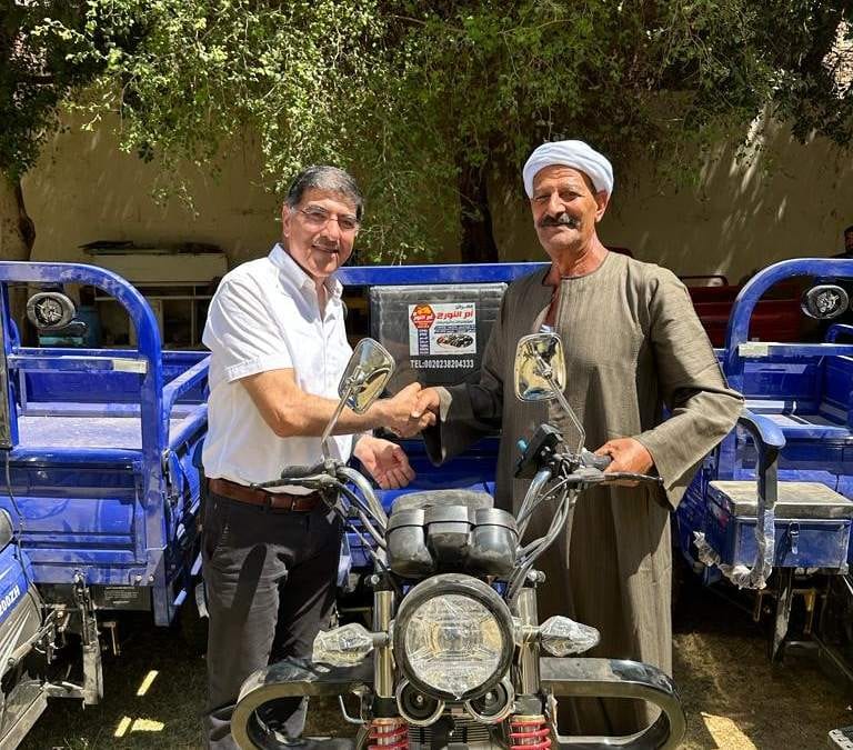 En Haute-Égypte, la remise de triporteurs offre de nouvelles perspectives à des familles démunies