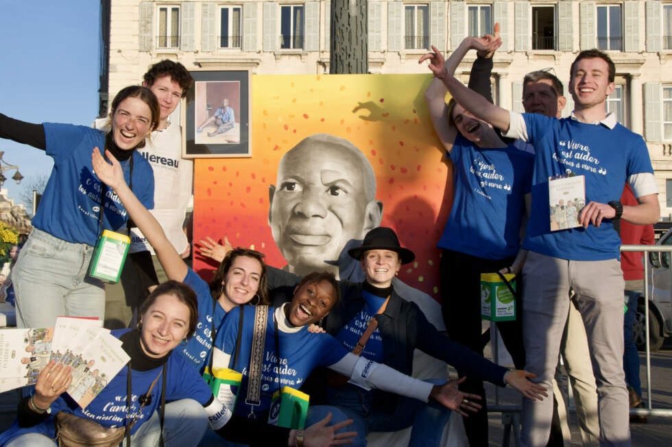 Benevolat-Devant-loeuvre-de-Lou-Peel-une-equipe-de-benevoles-enthousiastes-cAlexia-Zeris-980x653
