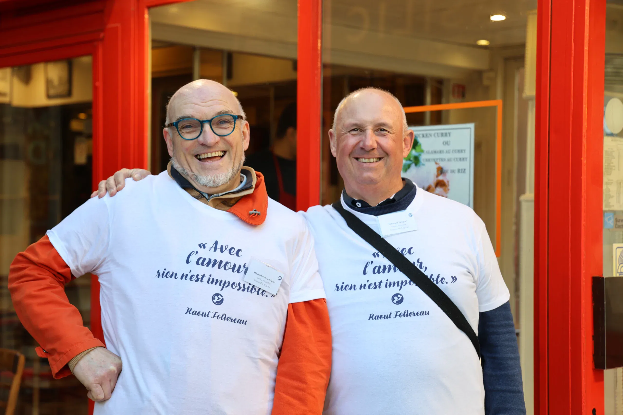 Deux hommes souriant