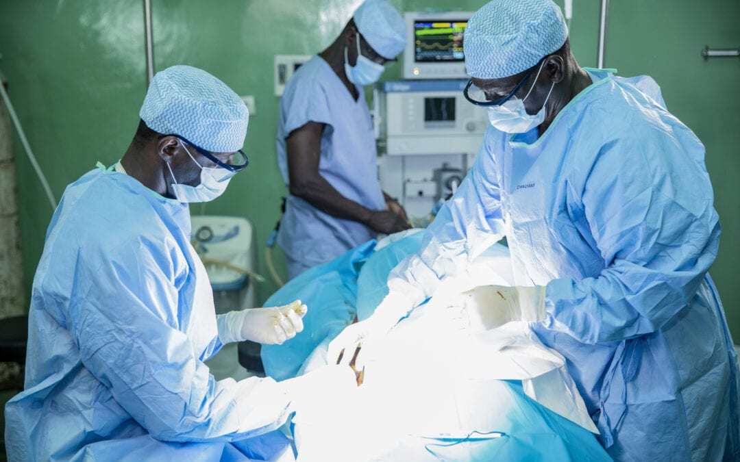 Par-delà les frontières, des chirurgiens coopèrent pour soigner les malades négligés