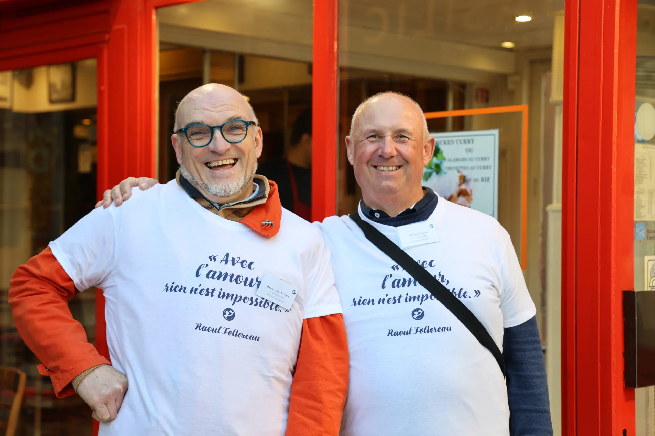 Deux hommes souriant